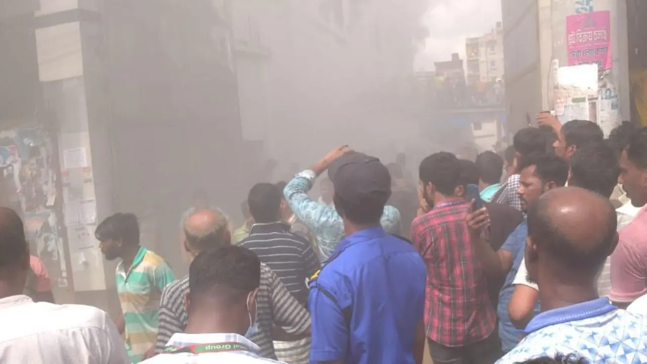 আশুলিয়ায় পোশাক কারখানায় আগুন